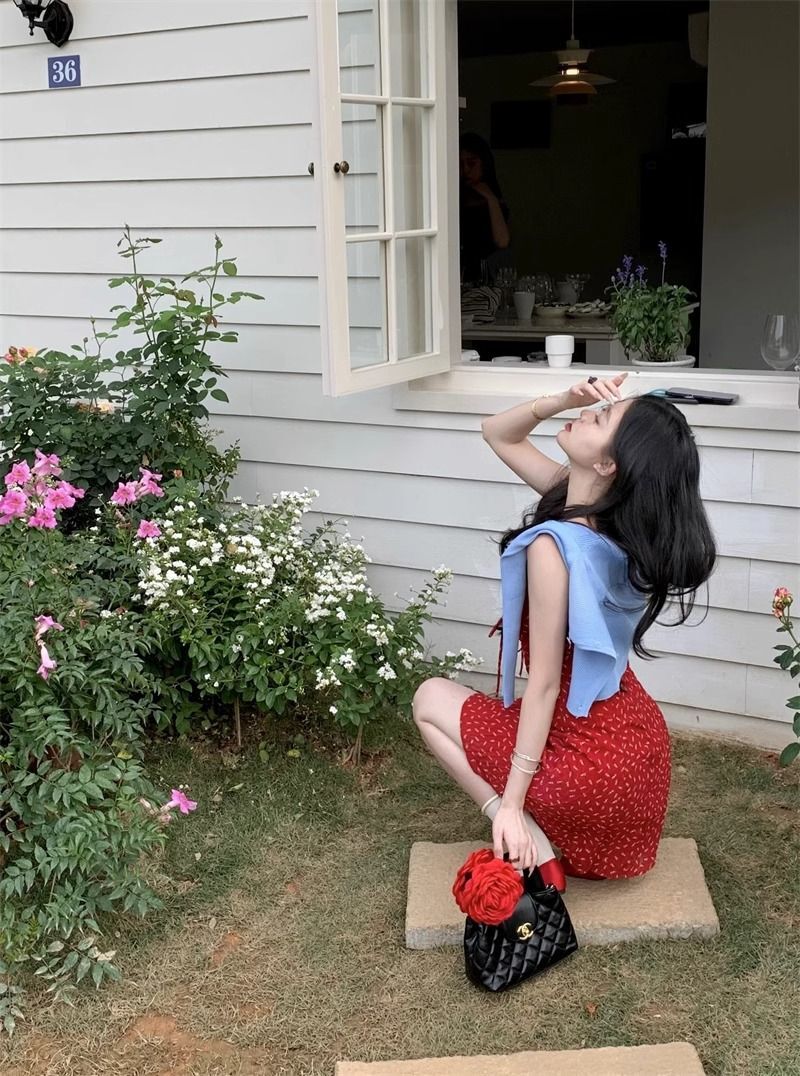 Retro-style sexy pleated red halter dress, women's summer vacation style, slim fit, waist-cinching A-line skirt, short skirt