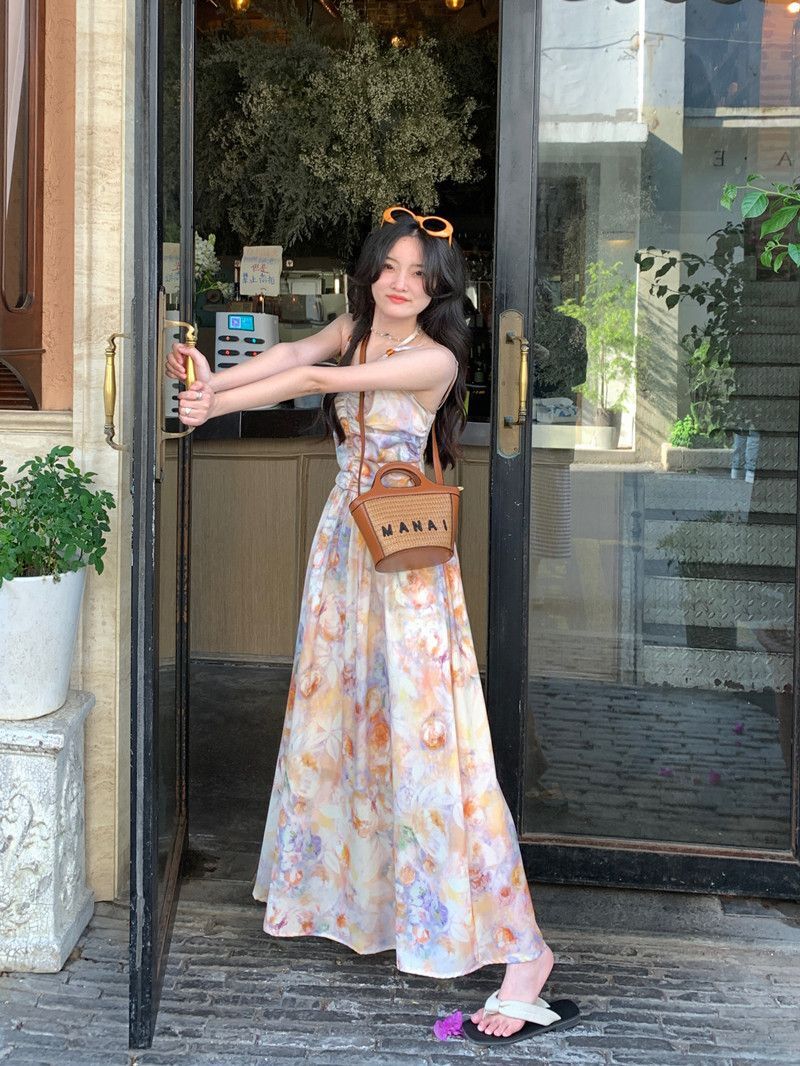 French retro oil painting floral halter neck suspender dress for women, summer vacation style, elegant backless waist-cinching long dress