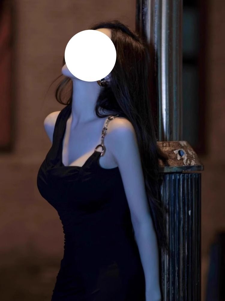 Black spaghetti strap dress for women, unique design, 2025 new style, nightclub vibe, sexy short bag.