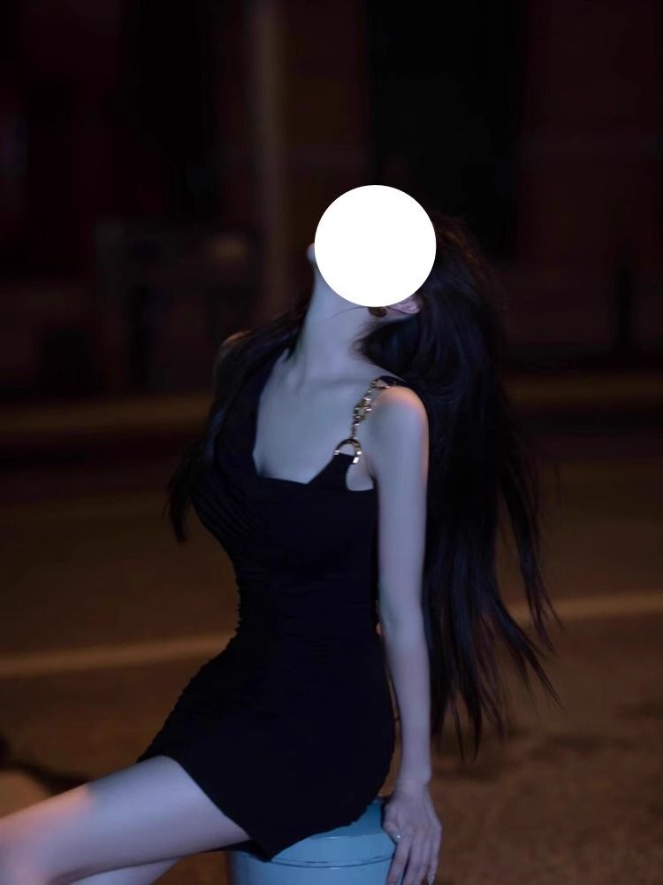 Black spaghetti strap dress for women, unique design, 2025 new style, nightclub vibe, sexy short bag.