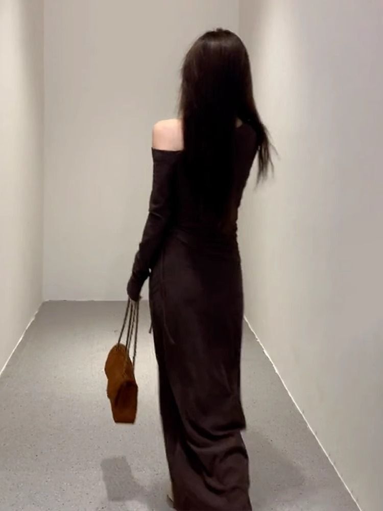 Sexy and stylish two-piece set for women, featuring a slim-fitting off-shoulder top and high-waisted skirt, perfect for petite women.