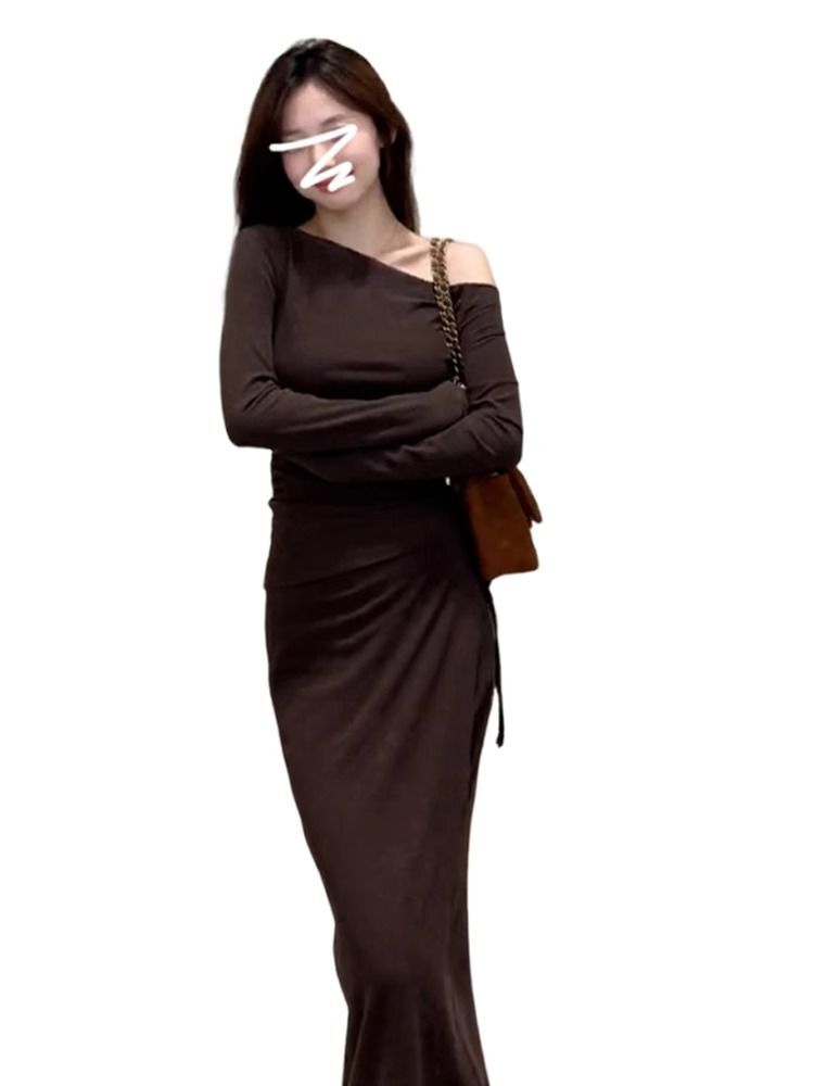 Sexy and stylish two-piece set for women, featuring a slim-fitting off-shoulder top and high-waisted skirt, perfect for petite women.