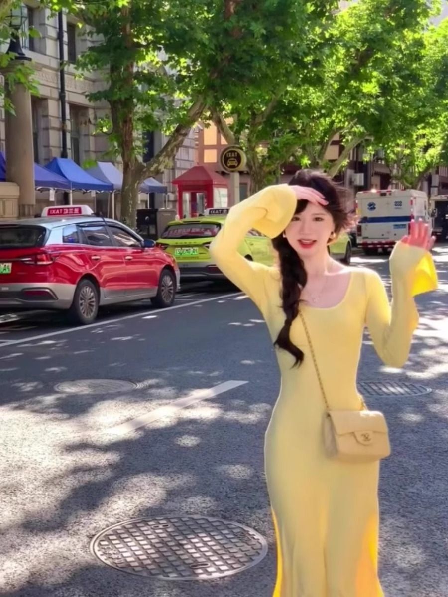 Yellow U-neck dress for women, perfect for spring and autumn, slim fit, French style, flared sleeves, exquisite and gentle fishtail skirt.