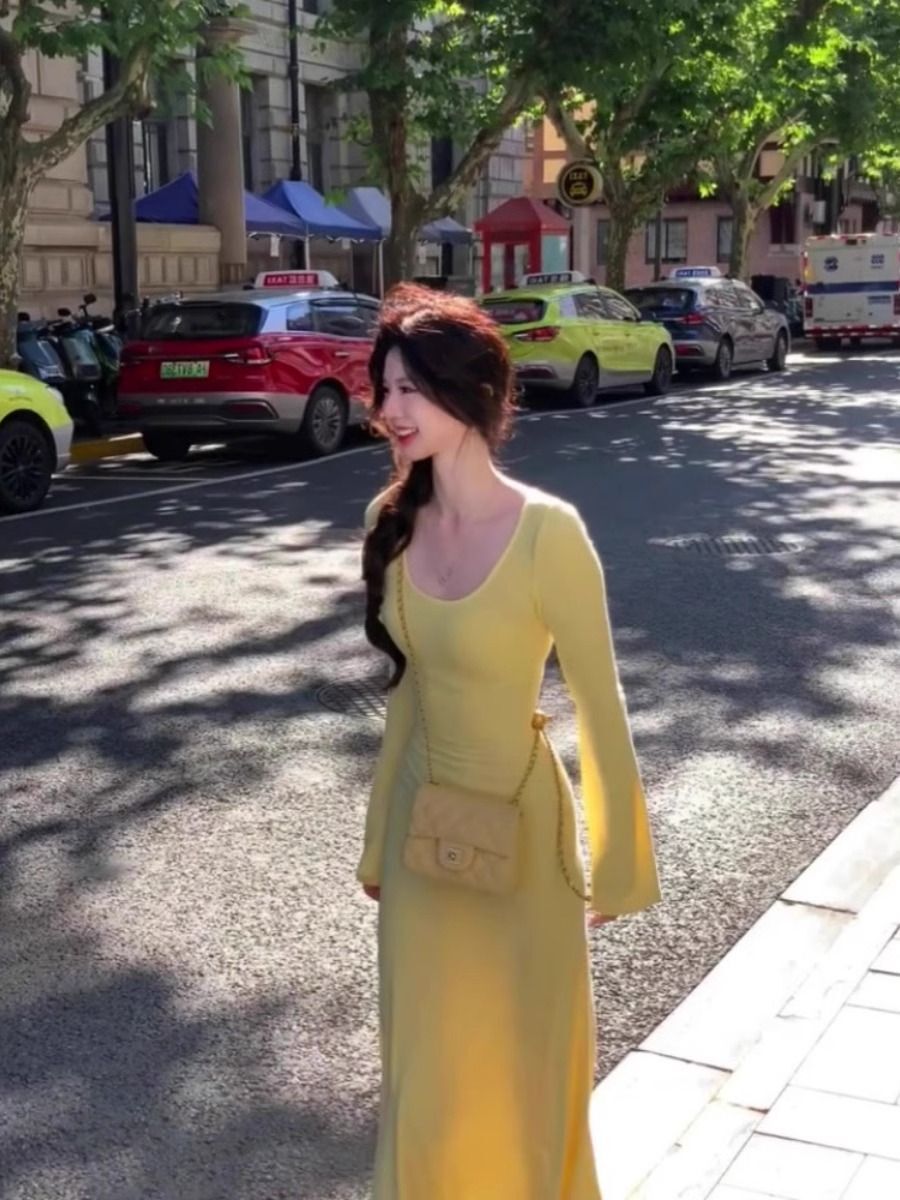 Yellow U-neck dress for women, perfect for spring and autumn, slim fit, French style, flared sleeves, exquisite and gentle fishtail skirt.
