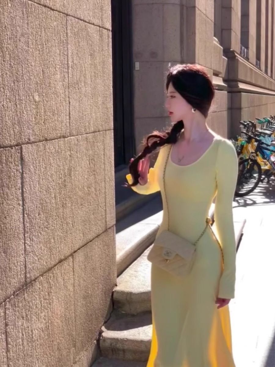 Yellow U-neck dress for women, perfect for spring and autumn, slim fit, French style, flared sleeves, exquisite and gentle fishtail skirt.
