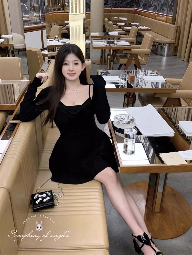 Plus-size women's pure and alluring style irregular black suspender dress for autumn, slimming waist and hip-hugging short dress.