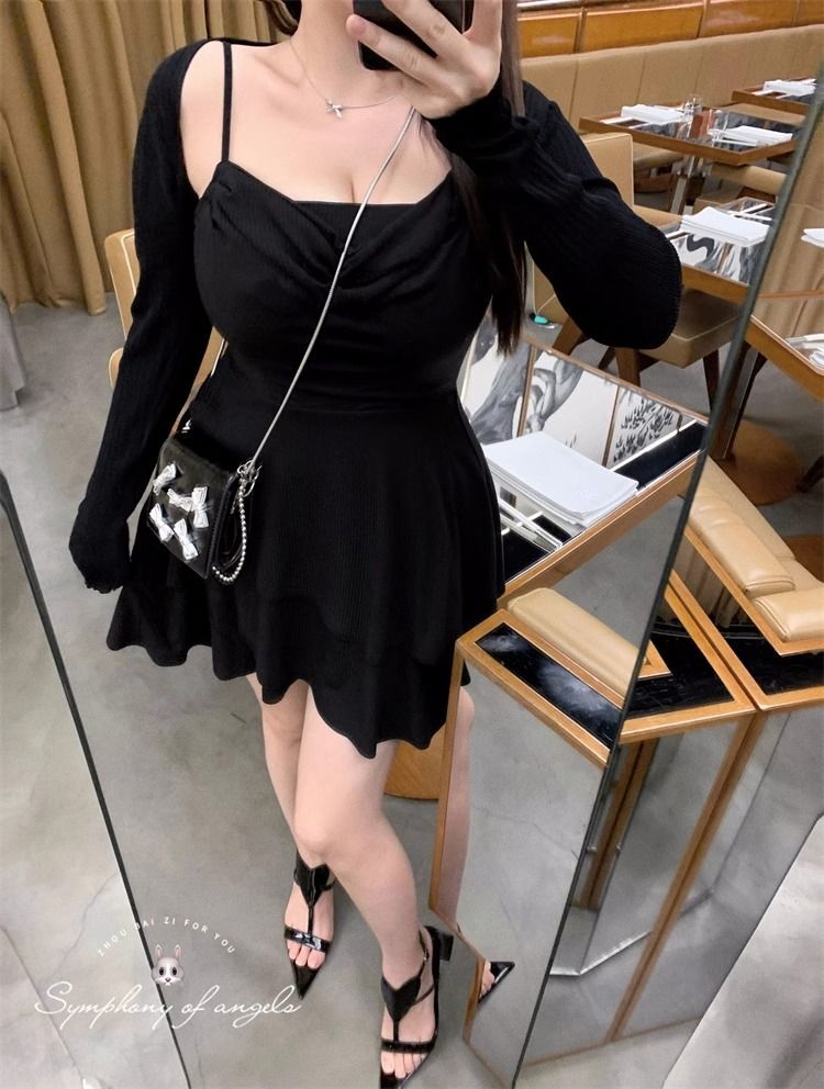 Plus-size women's pure and alluring style irregular black suspender dress for autumn, slimming waist and hip-hugging short dress.