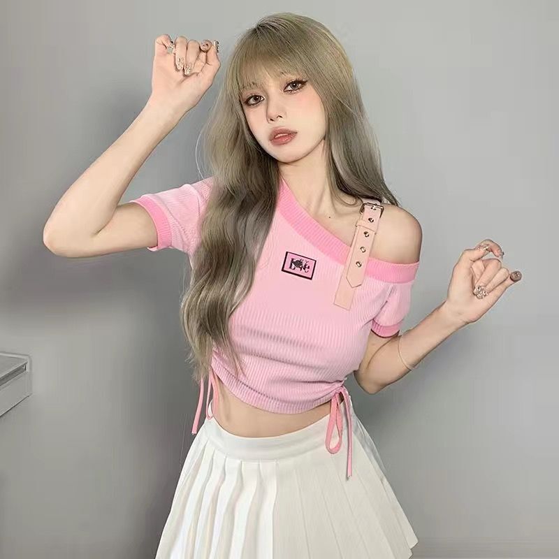 Official photos show a sweet and spicy design with a unique pink slim-fit cropped off-shoulder ruched short-sleeved T-shirt.
