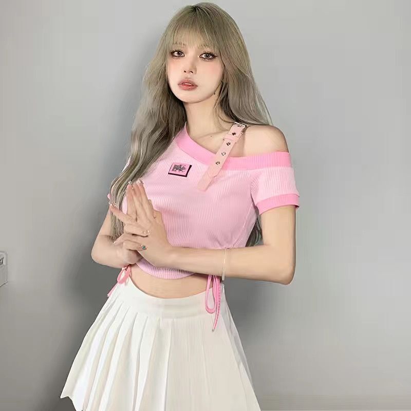 Official photos show a sweet and spicy design with a unique pink slim-fit cropped off-shoulder ruched short-sleeved T-shirt.