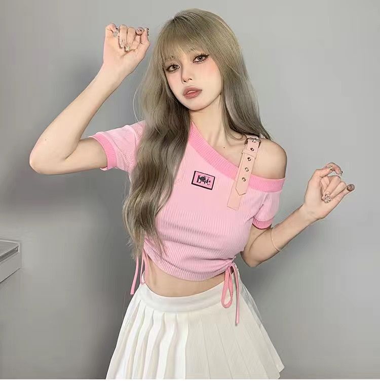 Official photos show a sweet and spicy design with a unique pink slim-fit cropped off-shoulder ruched short-sleeved T-shirt.