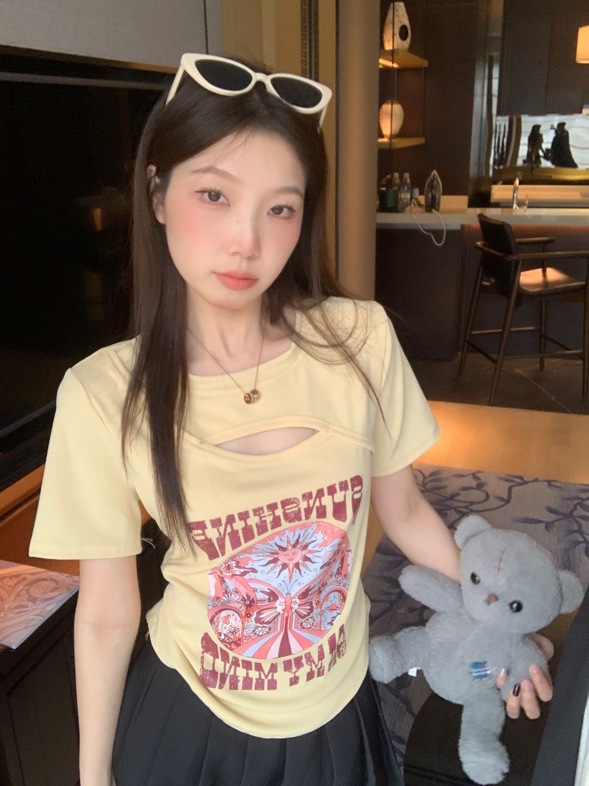 Official photos, actual price, sexy hollow-out shoulder short-sleeved t-shirt, women's unique design, niche print, slimming short style, base layer.