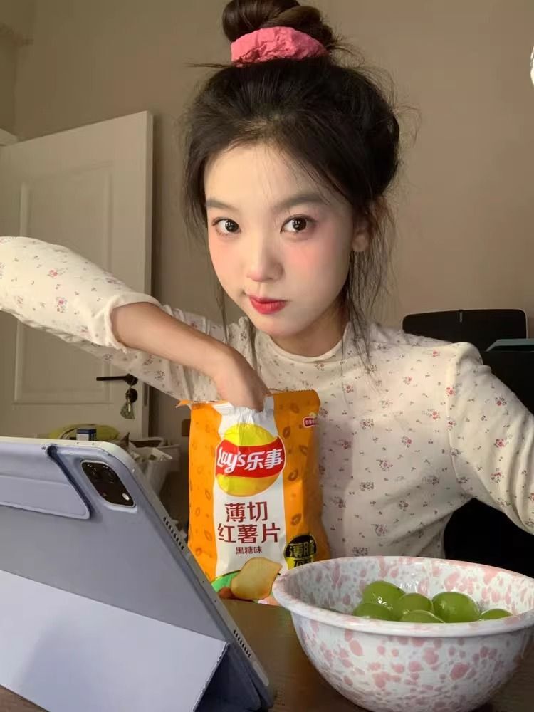 MR in-stock semi-high neck floral print base layer top for women, suitable for spring, autumn and winter, slim fit, fitted, straight shoulders, long sleeves.