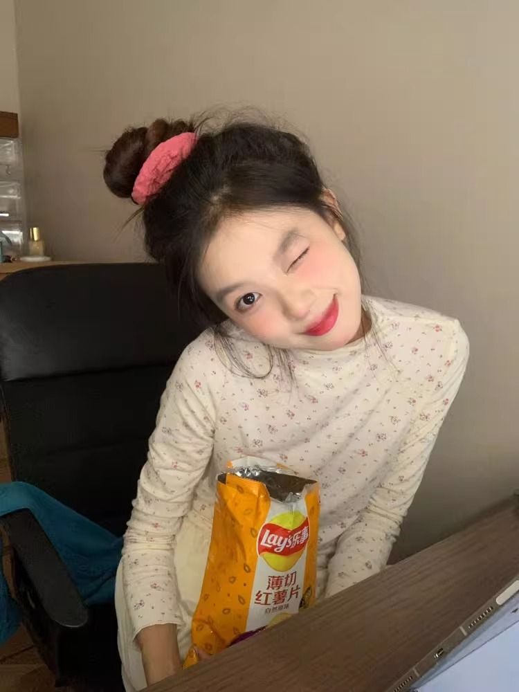 MR in-stock semi-high neck floral print base layer top for women, suitable for spring, autumn and winter, slim fit, fitted, straight shoulders, long sleeves.