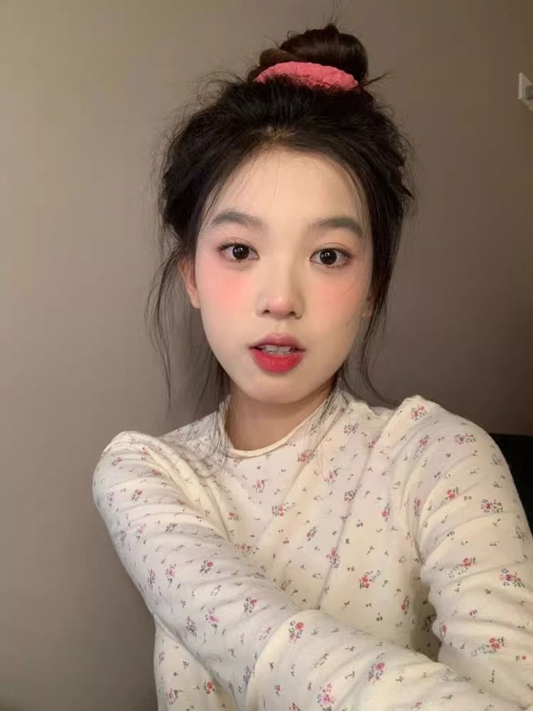 MR in-stock semi-high neck floral print base layer top for women, suitable for spring, autumn and winter, slim fit, fitted, straight shoulders, long sleeves.