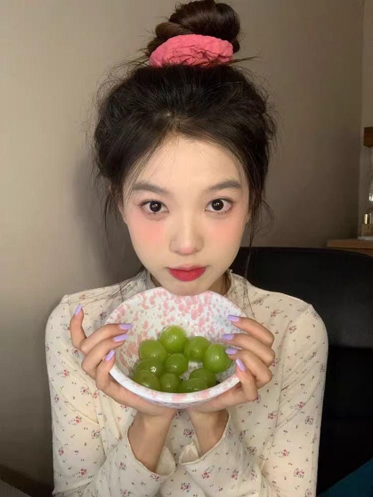 MR in-stock semi-high neck floral print base layer top for women, suitable for spring, autumn and winter, slim fit, fitted, straight shoulders, long sleeves.