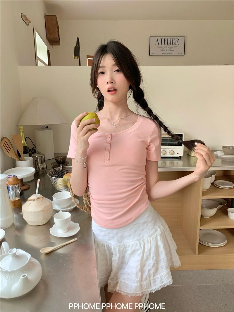 92% rayon ribbed short-sleeved T-shirt with 8% spandex and a flattering, round neck design. Features a pleated, slim fit and a fitted waist.