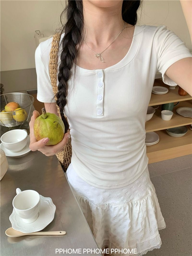 92% rayon ribbed short-sleeved T-shirt with 8% spandex and a flattering, round neck design. Features a pleated, slim fit and a fitted waist.