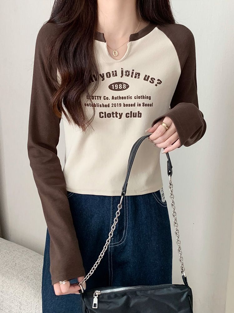 Slimming short color-blocked base layer top for women, unique and stylish design, small U-neck, spring, autumn and winter fitted long-sleeved t-shirt.