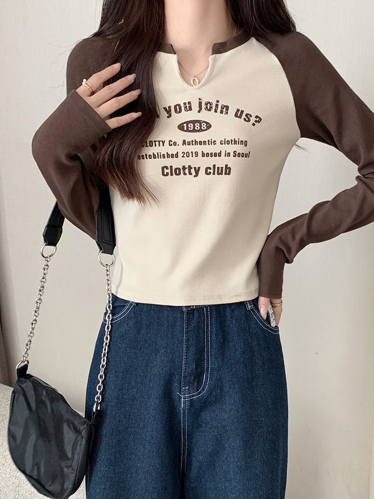 Slimming short color-blocked base layer top for women, unique and stylish design, small U-neck, spring, autumn and winter fitted long-sleeved t-shirt.