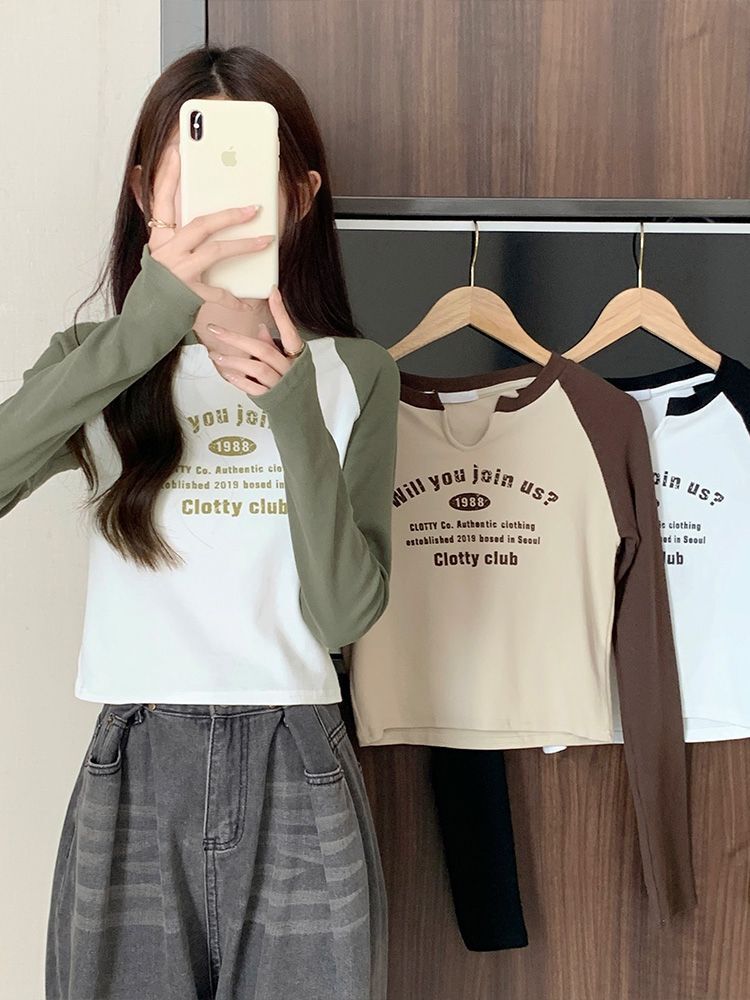 Slimming short color-blocked base layer top for women, unique and stylish design, small U-neck, spring, autumn and winter fitted long-sleeved t-shirt.