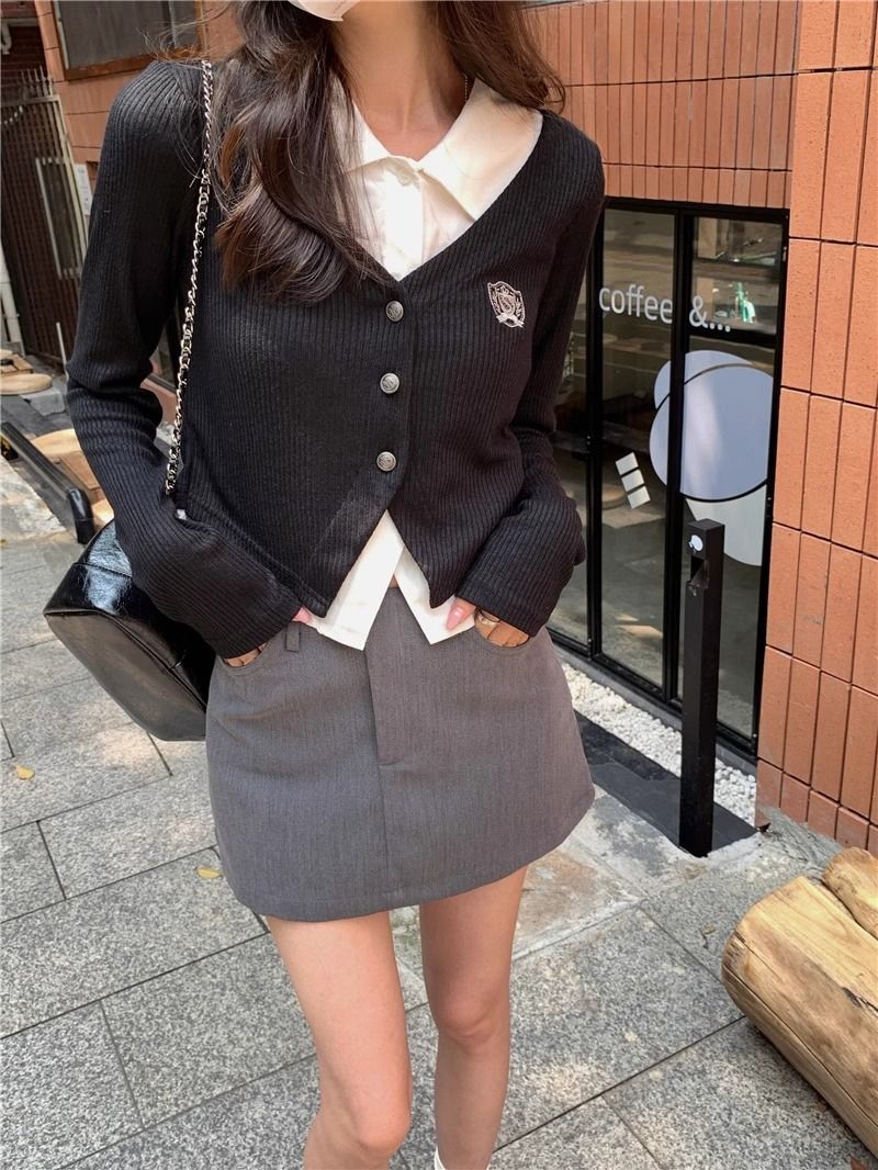 This stylish, trendy, two-piece short-sleeved knit top is perfect for autumn and can be worn as an outerwear piece.