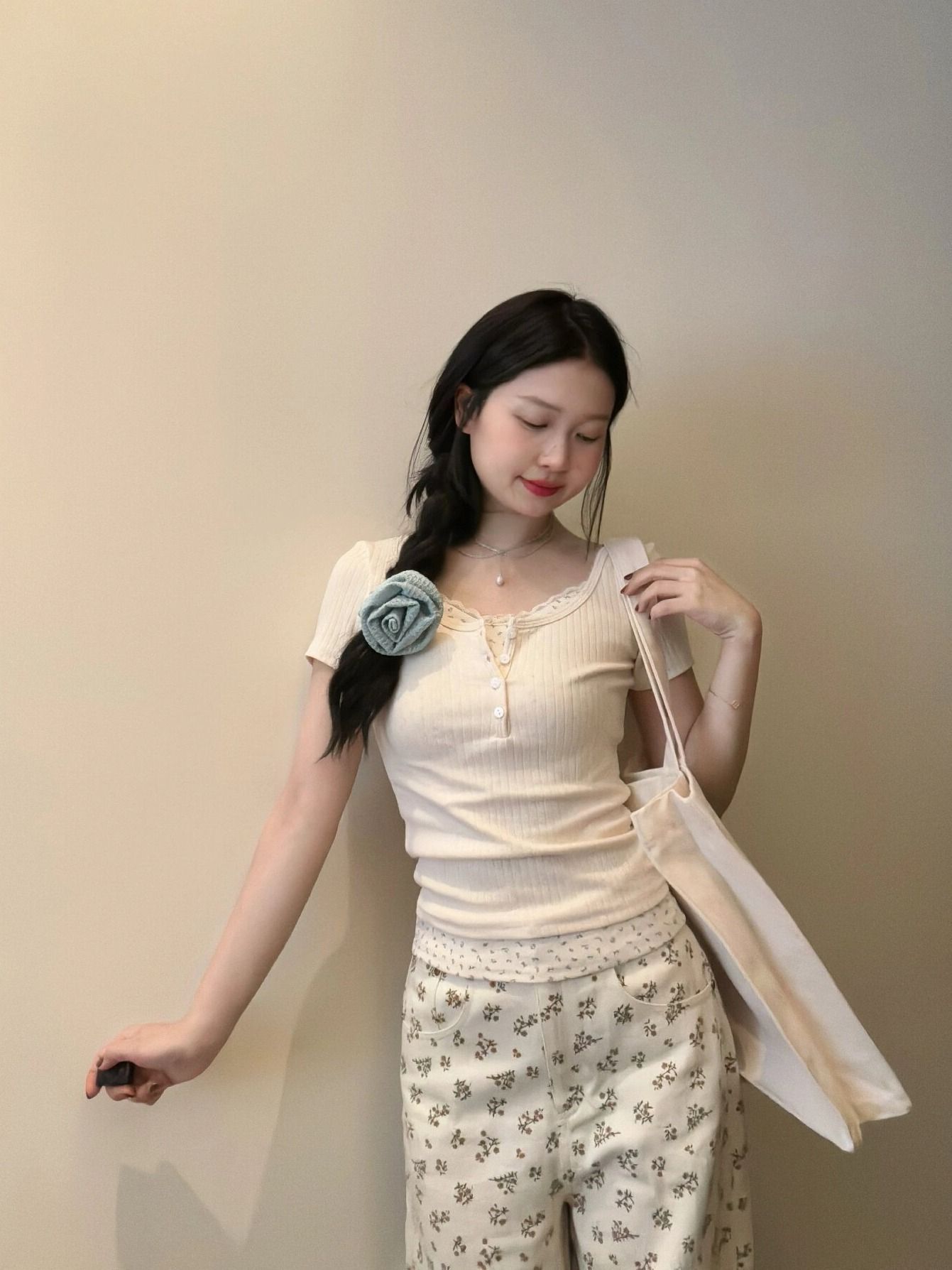 Lace-trimmed floral short-sleeved t-shirt for women, faux two-piece design, off-the-shoulder top, pure and sexy style, slim fit, short inner layer.