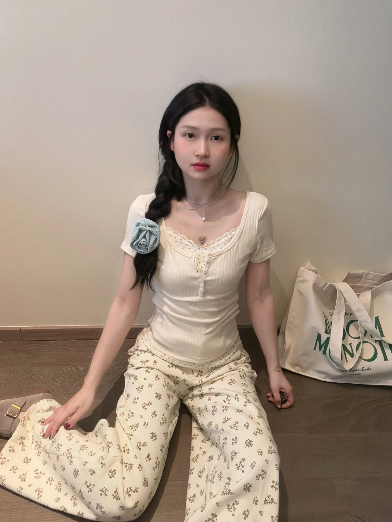 Lace-trimmed floral short-sleeved t-shirt for women, faux two-piece design, off-the-shoulder top, pure and sexy style, slim fit, short inner layer.