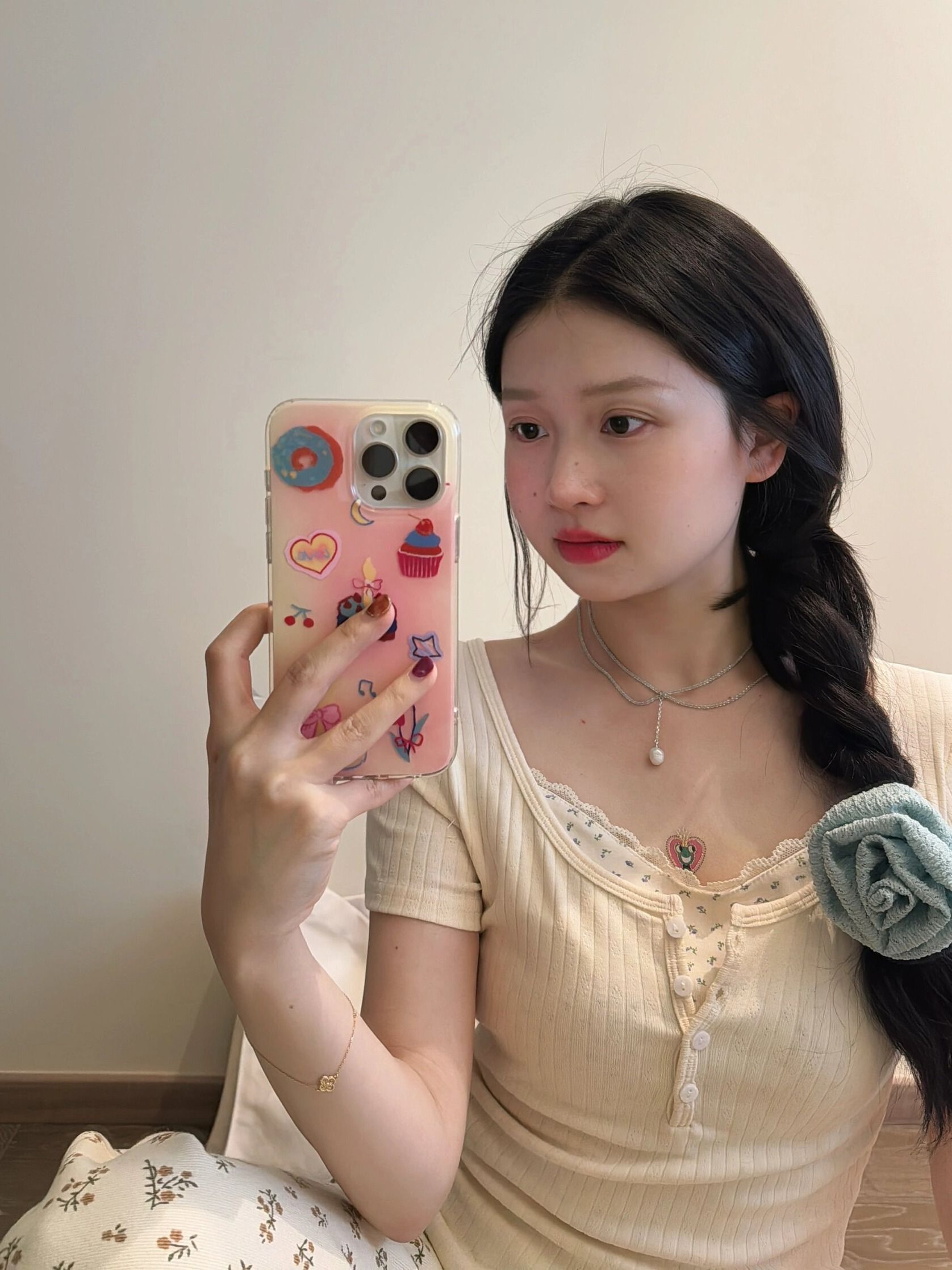 Lace-trimmed floral short-sleeved t-shirt for women, faux two-piece design, off-the-shoulder top, pure and sexy style, slim fit, short inner layer.