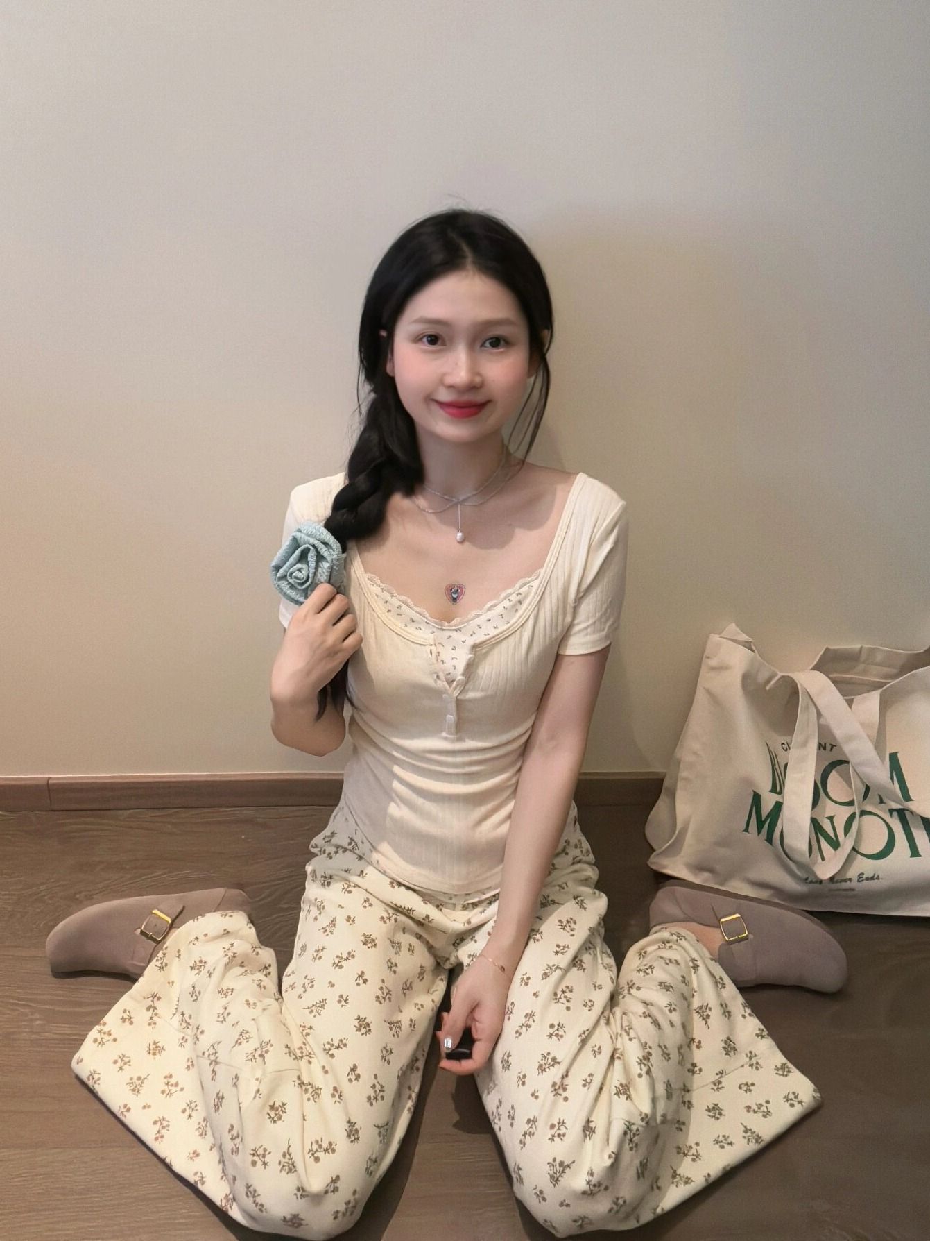 Lace-trimmed floral short-sleeved t-shirt for women, faux two-piece design, off-the-shoulder top, pure and sexy style, slim fit, short inner layer.