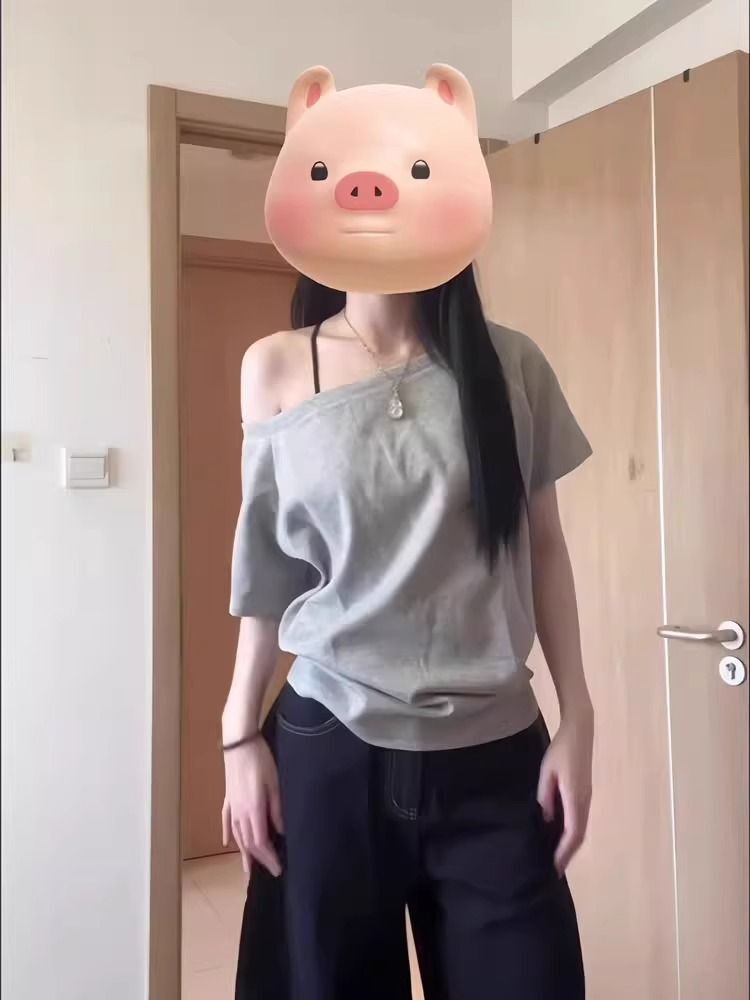 American retro style off-shoulder short-sleeved t-shirt for women, summer design, unique loose fit, sexy top.