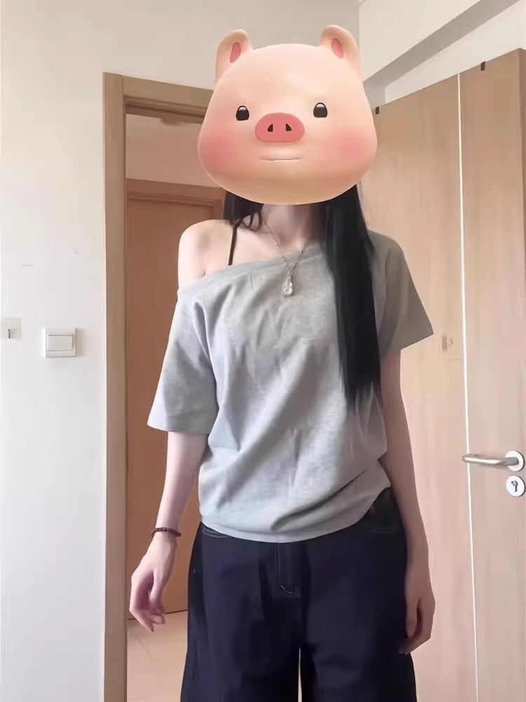 American retro style off-shoulder short-sleeved t-shirt for women, summer design, unique loose fit, sexy top.