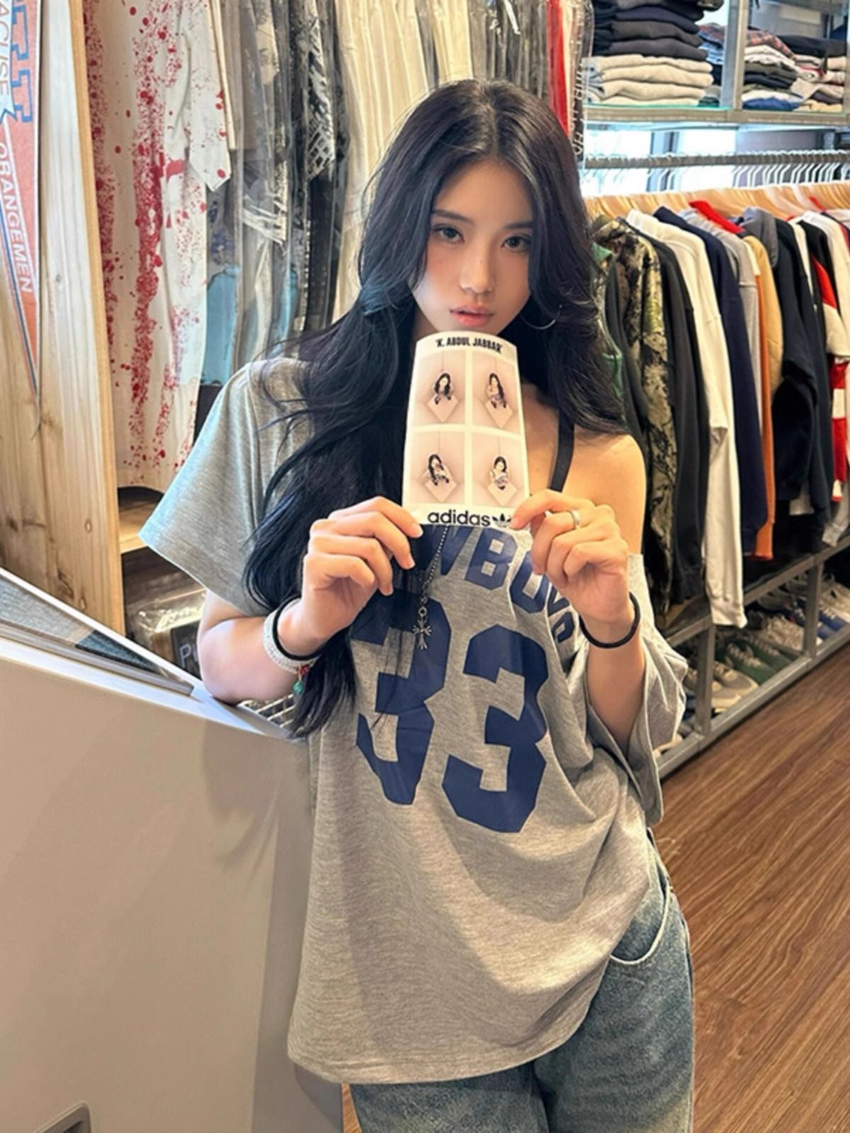 American retro style off-shoulder short-sleeved t-shirt for women, summer design, unique loose fit, sexy top.