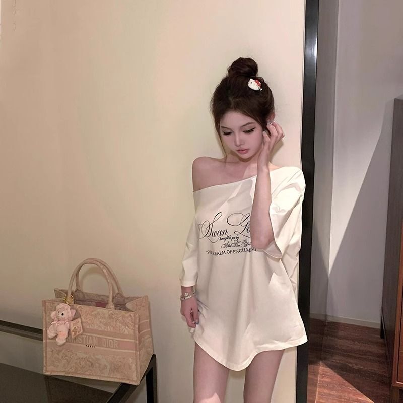 American retro style off-shoulder short-sleeved t-shirt for women, summer design, unique loose fit, sexy top.