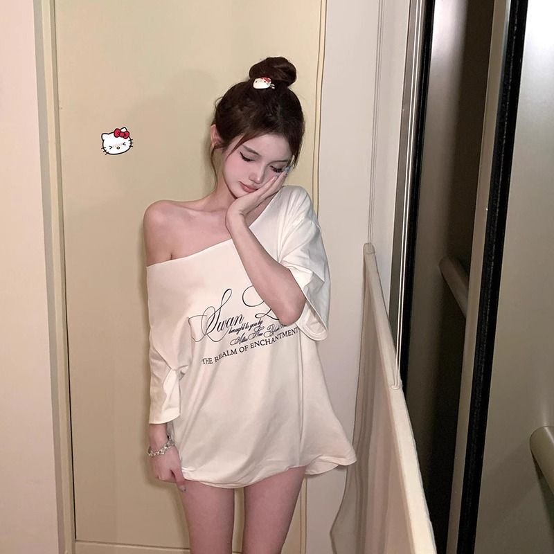 American retro style off-shoulder short-sleeved t-shirt for women, summer design, unique loose fit, sexy top.