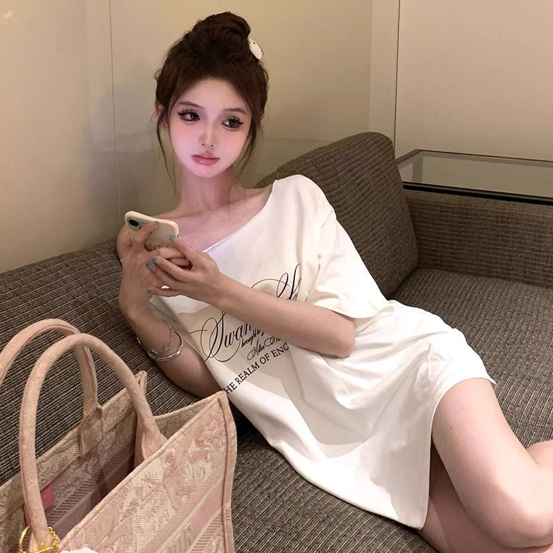 American retro style off-shoulder short-sleeved t-shirt for women, summer design, unique loose fit, sexy top.