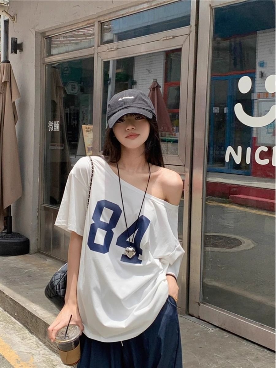 American retro style off-shoulder short-sleeved t-shirt for women, summer design, unique loose fit, sexy top.