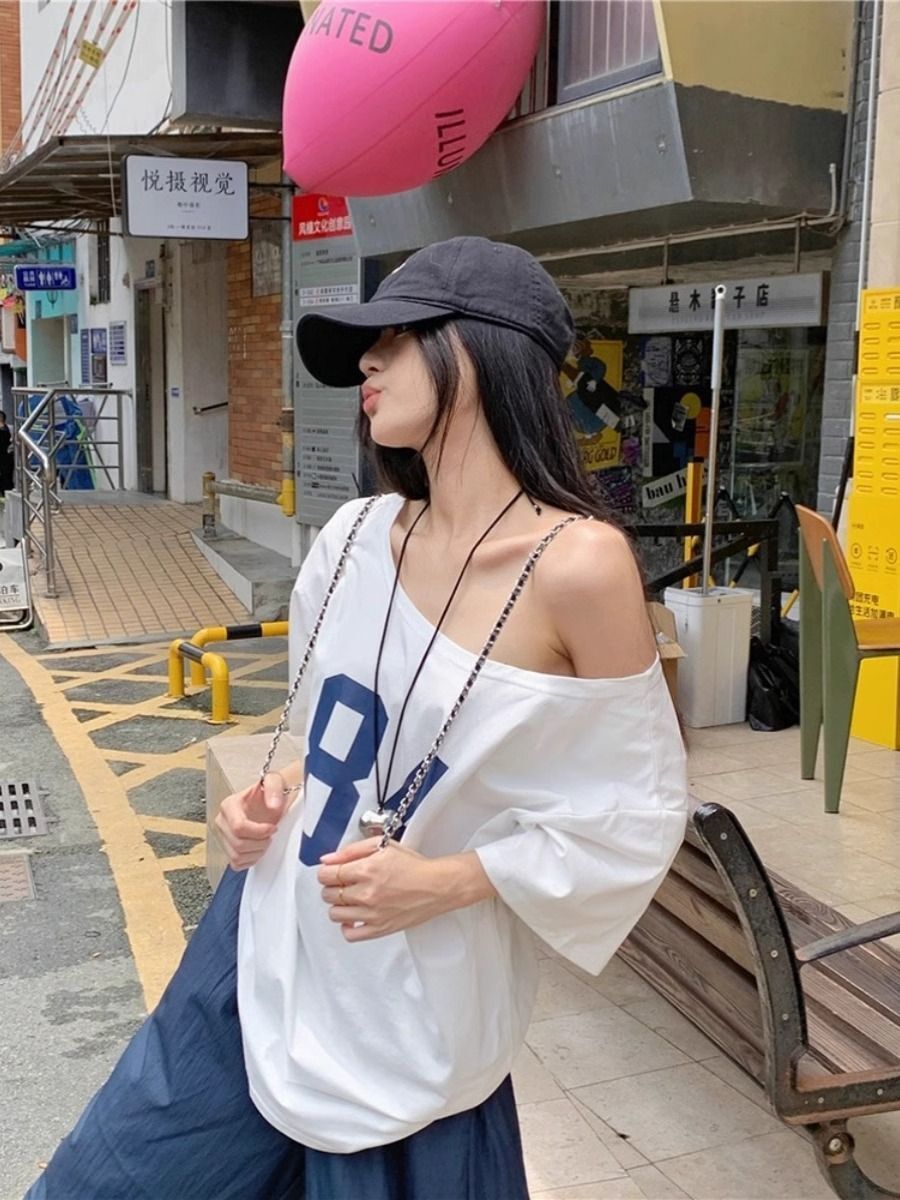 American retro style off-shoulder short-sleeved t-shirt for women, summer design, unique loose fit, sexy top.