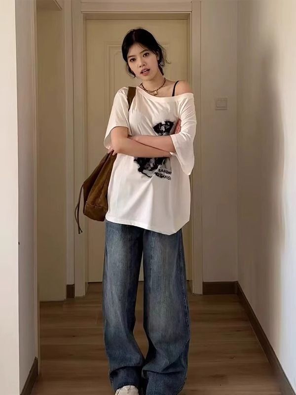 American retro style off-shoulder short-sleeved t-shirt for women, summer design, unique loose fit, sexy top.