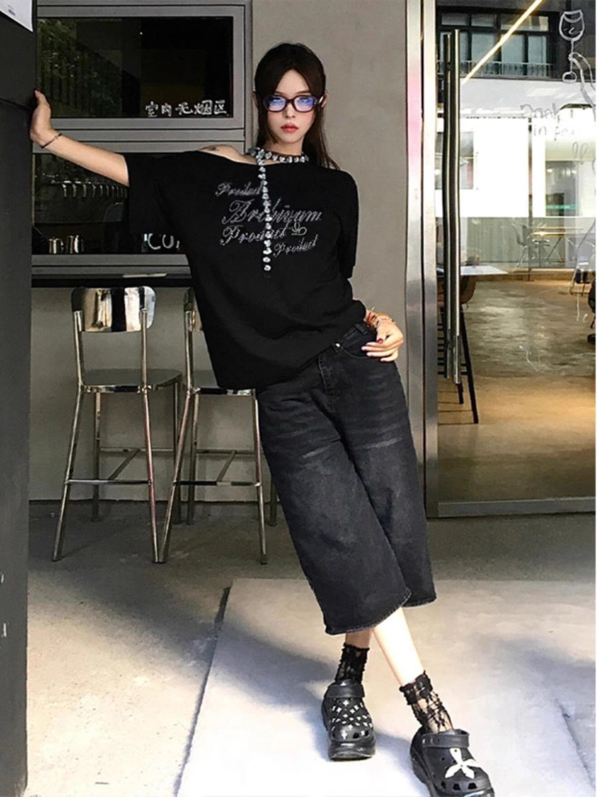 American retro style off-shoulder short-sleeved t-shirt for women, summer design, unique loose fit, sexy top.