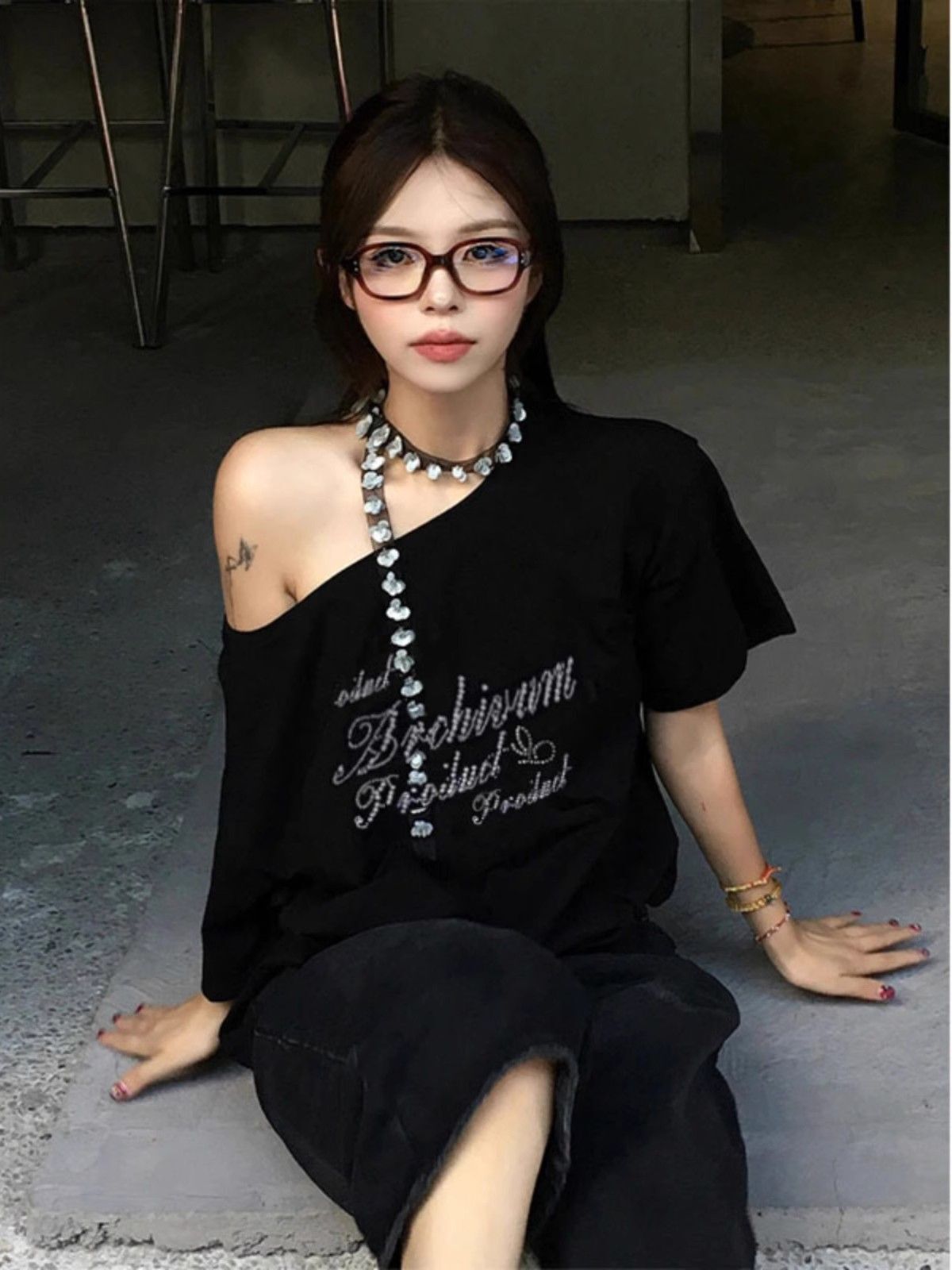 American retro style off-shoulder short-sleeved t-shirt for women, summer design, unique loose fit, sexy top.