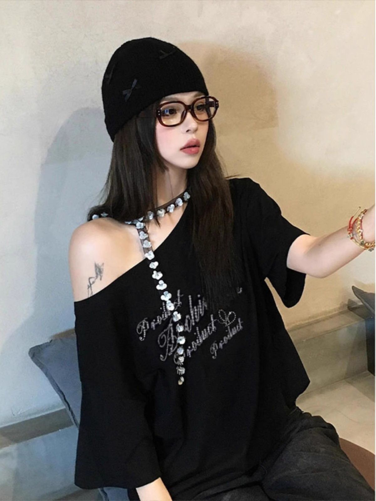 American retro style off-shoulder short-sleeved t-shirt for women, summer design, unique loose fit, sexy top.