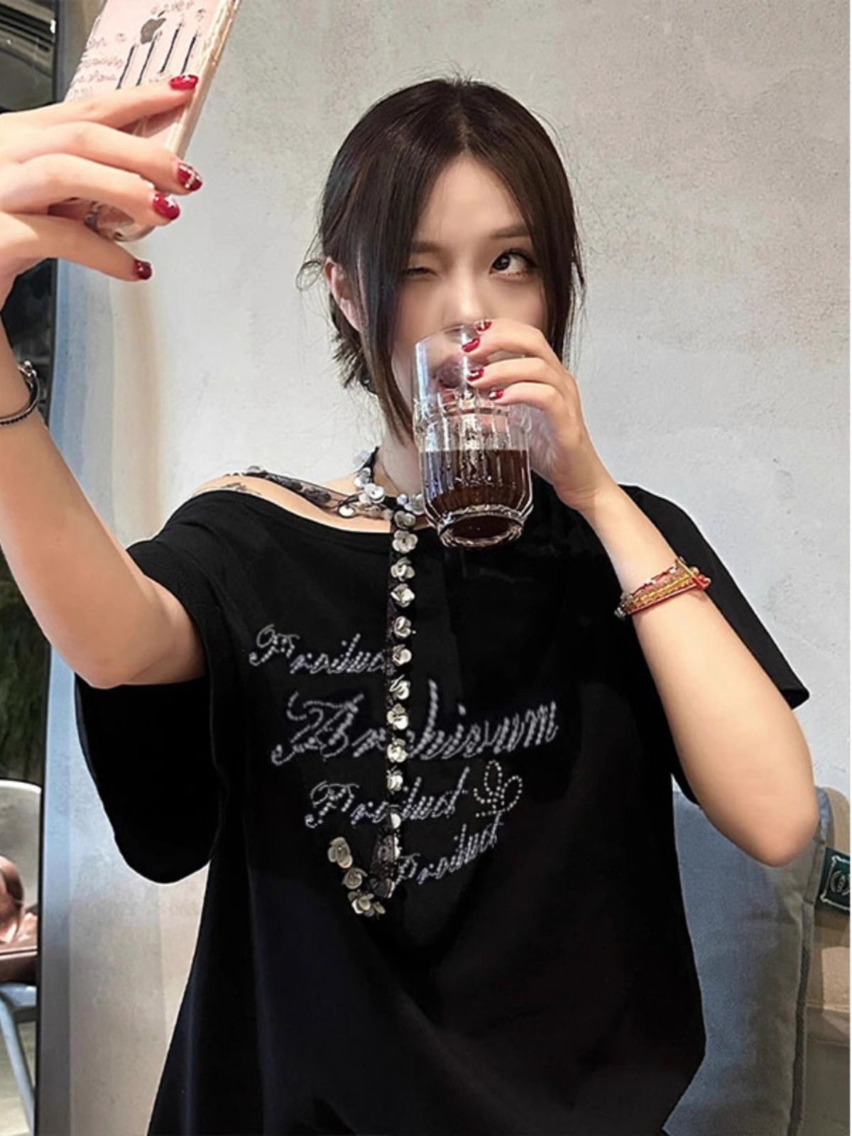 American retro style off-shoulder short-sleeved t-shirt for women, summer design, unique loose fit, sexy top.