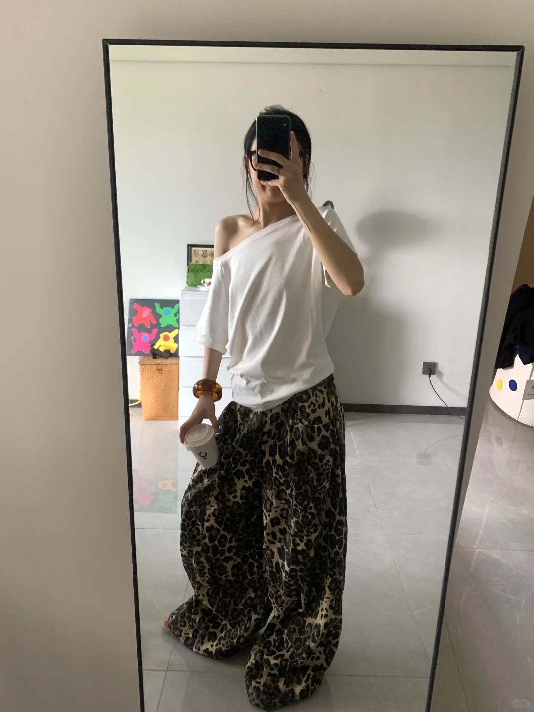 American retro style off-shoulder short-sleeved t-shirt for women, summer design, unique loose fit, sexy top.