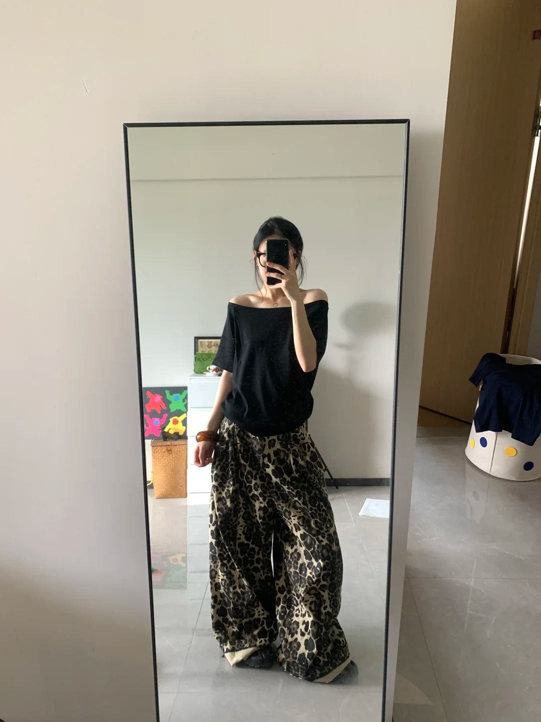 American retro style off-shoulder short-sleeved t-shirt for women, summer design, unique loose fit, sexy top.