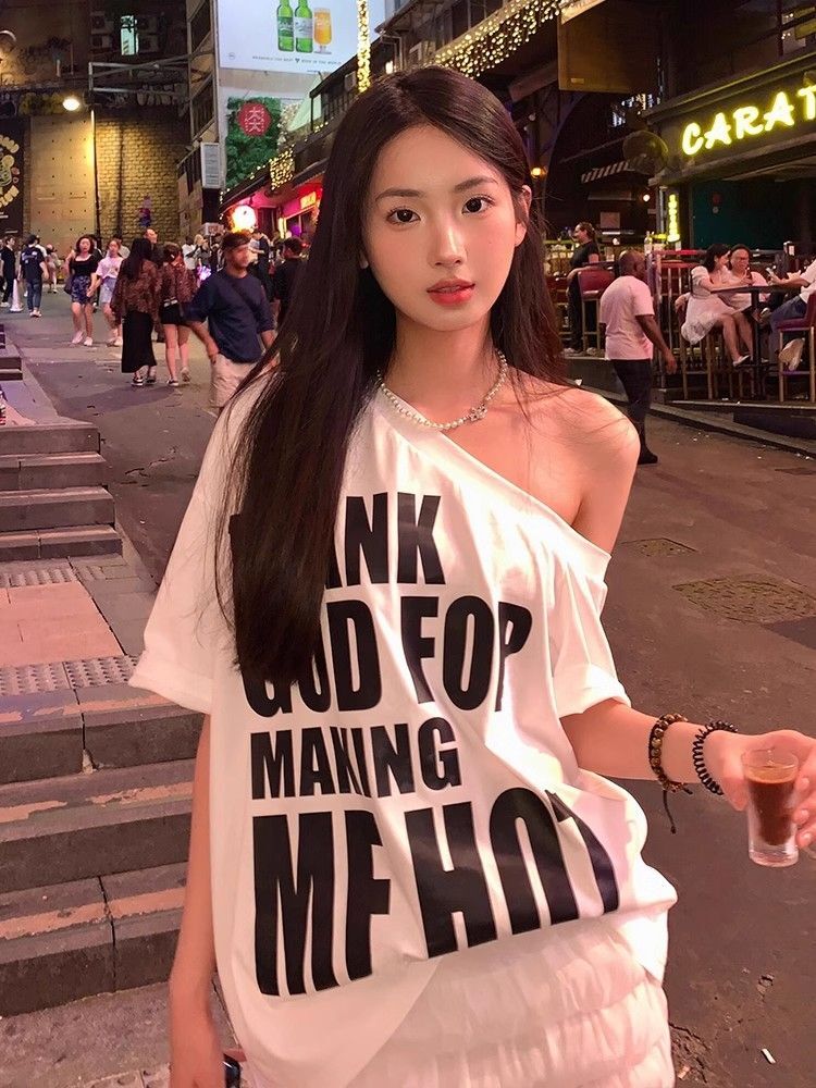 American retro style off-shoulder short-sleeved t-shirt for women, summer design, unique loose fit, sexy top.