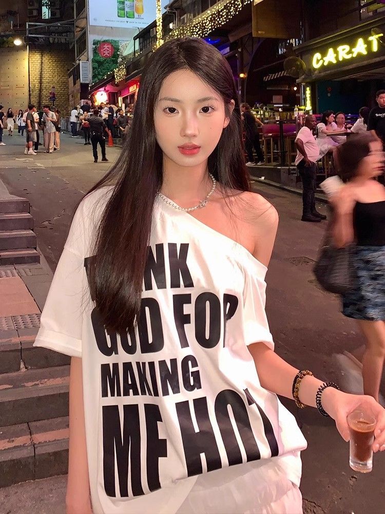 American retro style off-shoulder short-sleeved t-shirt for women, summer design, unique loose fit, sexy top.