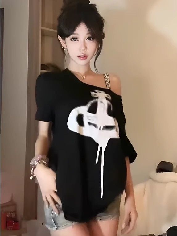 American retro style off-shoulder short-sleeved t-shirt for women, summer design, unique loose fit, sexy top.