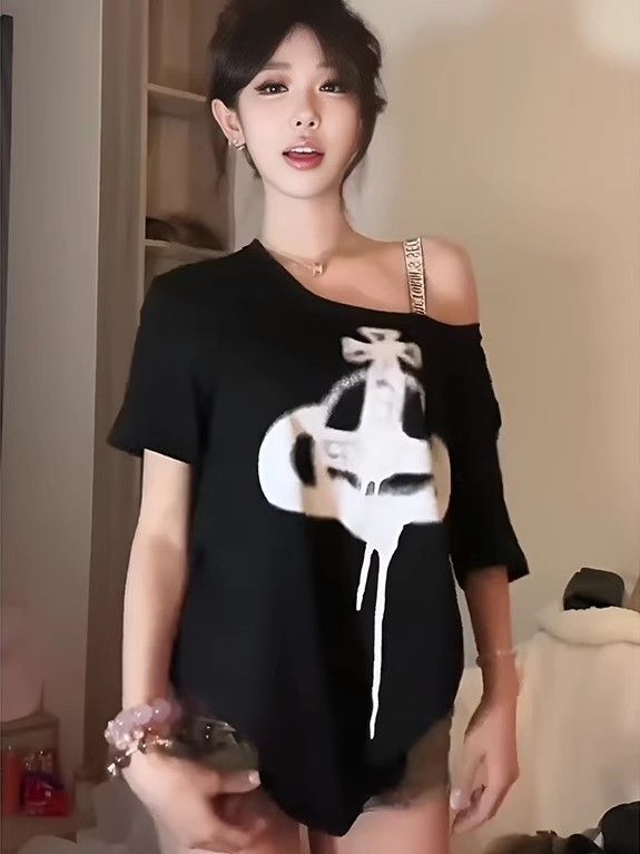 American retro style off-shoulder short-sleeved t-shirt for women, summer design, unique loose fit, sexy top.