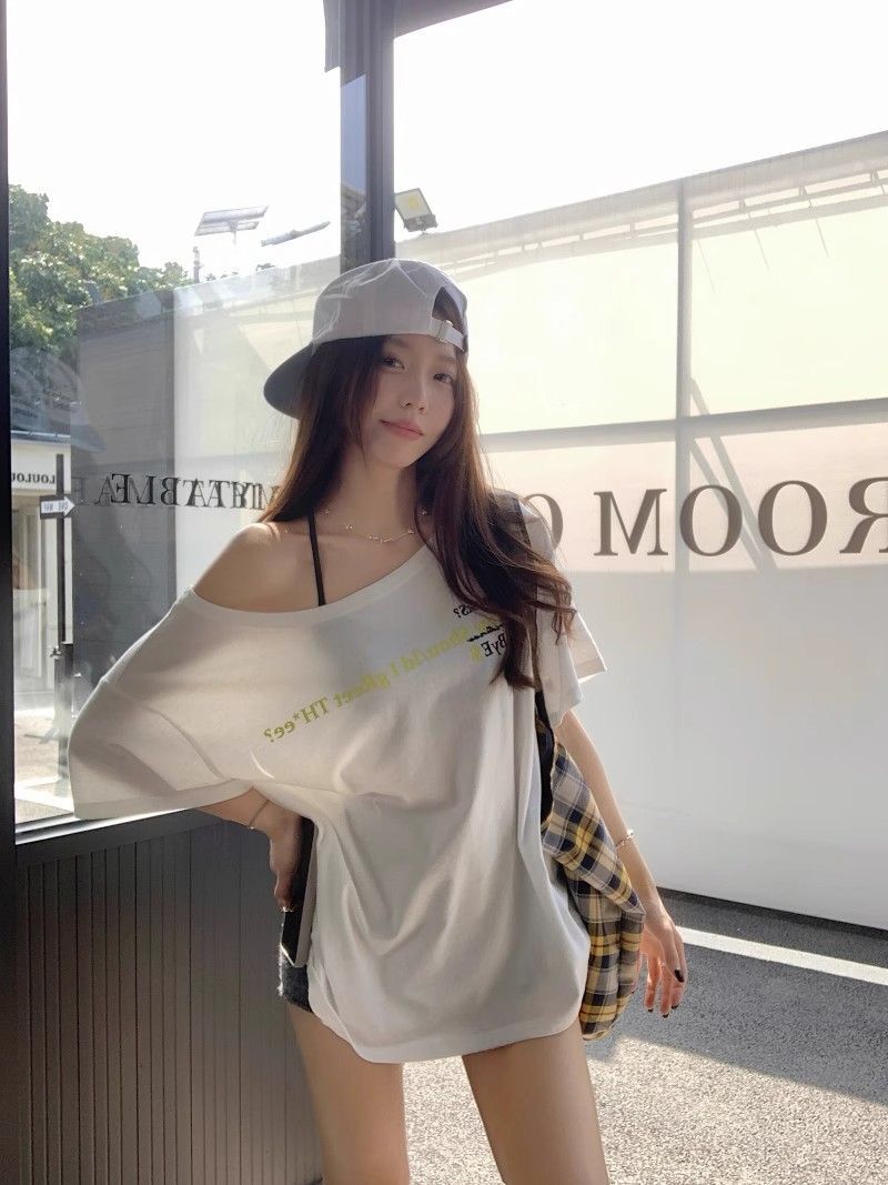 American retro style off-shoulder short-sleeved t-shirt for women, summer design, unique loose fit, sexy top.