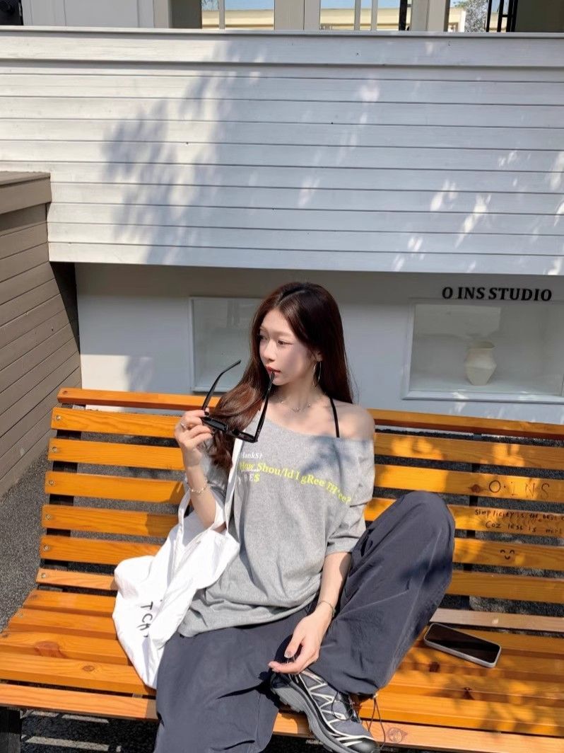 American retro style off-shoulder short-sleeved t-shirt for women, summer design, unique loose fit, sexy top.